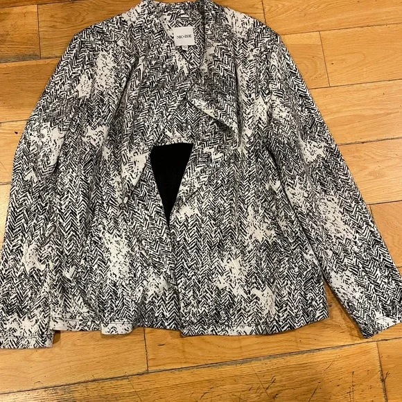 Nic+Zoe Black and White Patterned Garment - Picture 4 of 5